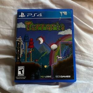 barely used Terraria disc for the PS4. no scratches, good condition.